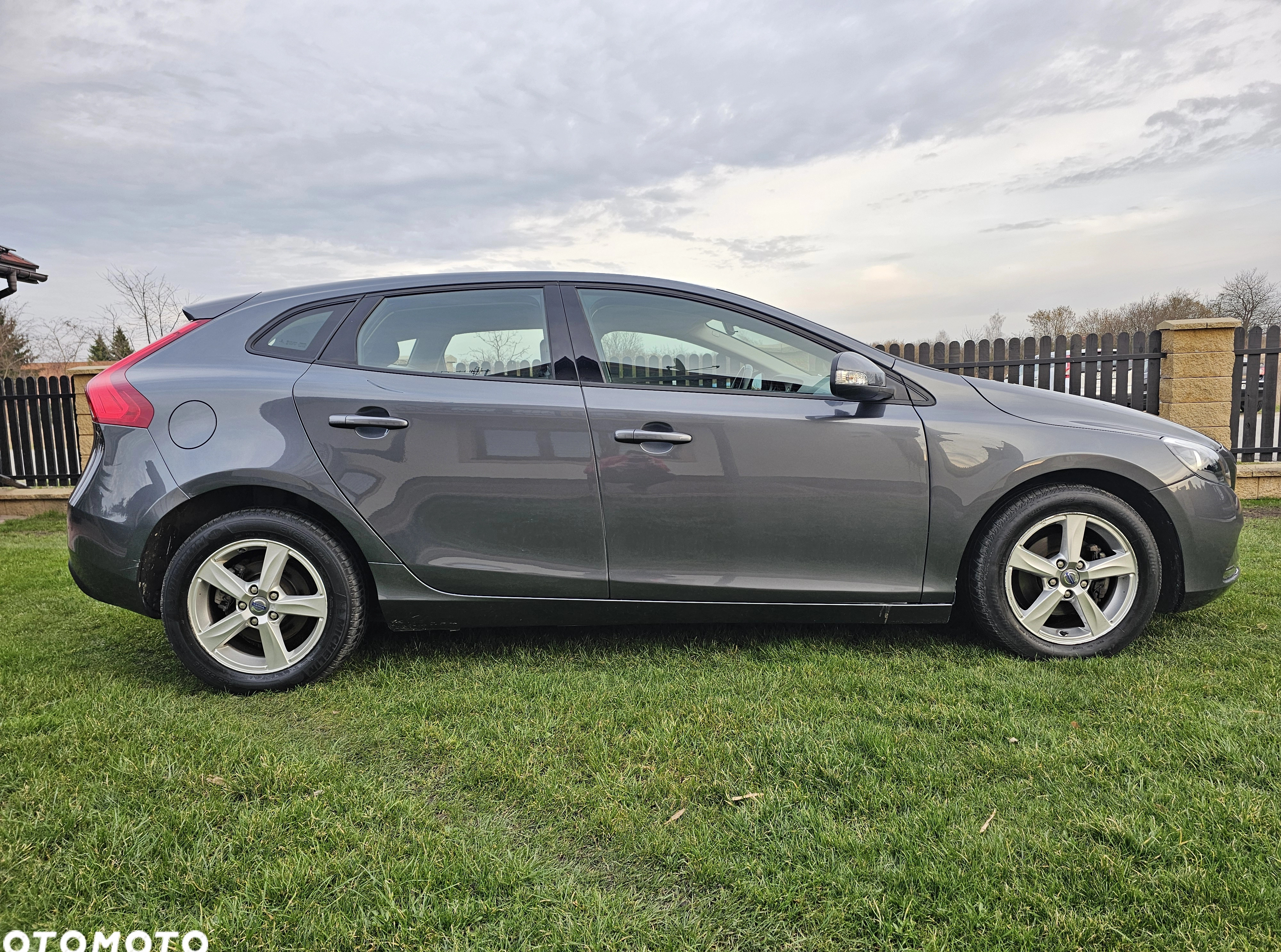 Volvo V40 cena 43900 przebieg: 69564, rok produkcji 2012 z Puławy małe 326